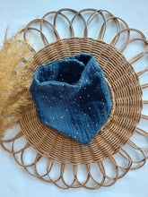 Laden Sie das Bild in den Galerie-Viewer, Halstuch l Musselin l dunkelblau-gold