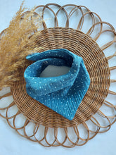 Laden Sie das Bild in den Galerie-Viewer, Halstuch I Musselin I jeansblau l Punkte