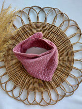 Laden Sie das Bild in den Galerie-Viewer, Halstuch I Musselin I dunkles altrosa l Punkte