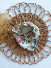 Laden Sie das Bild in den Galerie-Viewer, Halstuch | Musselin I vintage flowers creme