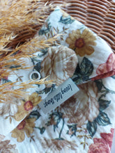 Laden Sie das Bild in den Galerie-Viewer, Halstuch | Musselin I vintage flowers creme