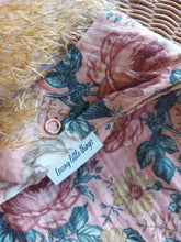 Laden Sie das Bild in den Galerie-Viewer, Halstuch | Musselin I vintage flowers rose