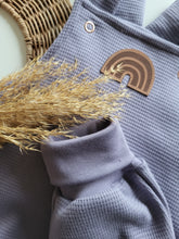 Laden Sie das Bild in den Galerie-Viewer, Latzhose l Waffeljersey l lila