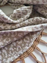 Laden Sie das Bild in den Galerie-Viewer, Halstuch l Musselin l leo