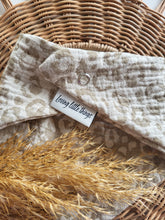 Laden Sie das Bild in den Galerie-Viewer, Halstuch l Musselin l leo