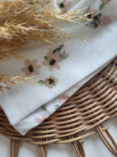 Laden Sie das Bild in den Galerie-Viewer, Halstuch l Musselin l rosa Blümchen