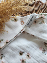 Laden Sie das Bild in den Galerie-Viewer, Halstuch l Musselin l rosa Blümchen