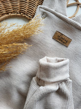 Laden Sie das Bild in den Galerie-Viewer, Latzhose l Waffeljersey l cream meliert
