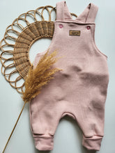 Laden Sie das Bild in den Galerie-Viewer, Latzhose l Waffeljersey l Lachs-Altrosa