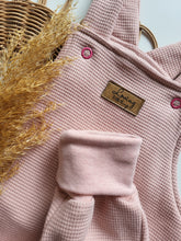 Laden Sie das Bild in den Galerie-Viewer, Latzhose l Waffeljersey l Lachs-Altrosa
