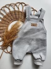 Laden Sie das Bild in den Galerie-Viewer, Latzhose l Waffeljersey l hellgrau meliert