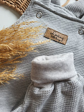 Laden Sie das Bild in den Galerie-Viewer, Latzhose l Waffeljersey l hellgrau meliert