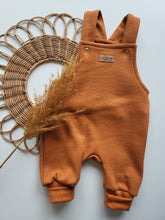 Laden Sie das Bild in den Galerie-Viewer, Latzhose l Waffeljersey l kupfer