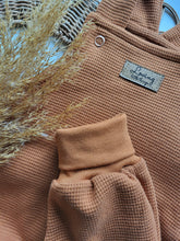 Laden Sie das Bild in den Galerie-Viewer, Latzhose l Waffeljersey l kupfer