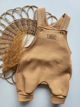 Laden Sie das Bild in den Galerie-Viewer, Latzhose l Waffeljersey l camel
