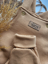 Laden Sie das Bild in den Galerie-Viewer, Latzhose l Waffeljersey l camel