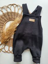 Laden Sie das Bild in den Galerie-Viewer, Latzhose l Waffeljersey l schwarz