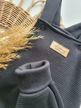 Laden Sie das Bild in den Galerie-Viewer, Latzhose l Waffeljersey l schwarz