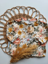 Laden Sie das Bild in den Galerie-Viewer, Basic l Shirt l vintage flowers
