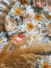 Laden Sie das Bild in den Galerie-Viewer, Basic l Shirt l vintage flowers