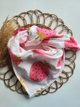 Laden Sie das Bild in den Galerie-Viewer, Halstuch l Musselin l Erdbeeren