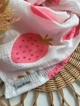 Laden Sie das Bild in den Galerie-Viewer, Halstuch l Musselin l Erdbeeren