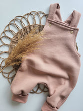 Laden Sie das Bild in den Galerie-Viewer, Latzhose l Waffeljersey l blush
