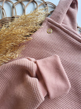 Laden Sie das Bild in den Galerie-Viewer, Latzhose l Waffeljersey l blush