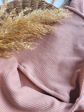 Laden Sie das Bild in den Galerie-Viewer, Latzhose l Waffeljersey l blush