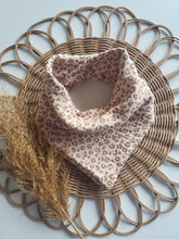 Laden Sie das Bild in den Galerie-Viewer, Halstuch l Musselin l leo l beige