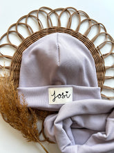 Laden Sie das Bild in den Galerie-Viewer, Personalisierte Beaniemütze l helles Lavendel