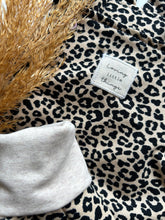 Laden Sie das Bild in den Galerie-Viewer, Latzhose l leichter Kuschelsweat l Leo