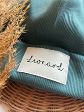 Laden Sie das Bild in den Galerie-Viewer, Personalisierte Beaniemütze l Salbei