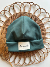 Laden Sie das Bild in den Galerie-Viewer, Personalisierte Beaniemütze l Salbei
