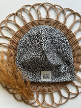 Laden Sie das Bild in den Galerie-Viewer, Beaniemütze l Leo