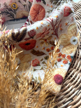 Laden Sie das Bild in den Galerie-Viewer, Halstuch l Musselin l stickblumen