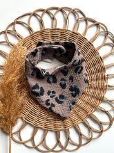 Laden Sie das Bild in den Galerie-Viewer, Halstuch l Musselin l Leo braun/blau