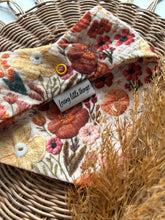 Laden Sie das Bild in den Galerie-Viewer, Halstuch l Musselin l stickblumen