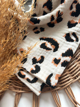 Laden Sie das Bild in den Galerie-Viewer, Halstuch l Musselin l leo weiß