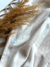 Laden Sie das Bild in den Galerie-Viewer, Badeponcho l Frottee-Jersey l cremeweiß-beige