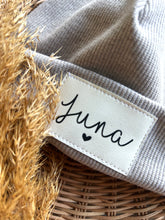 Laden Sie das Bild in den Galerie-Viewer, Personalisierte Beaniemütze l smoky cream meliert