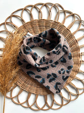 Laden Sie das Bild in den Galerie-Viewer, Halstuch l Musselin l leo braun/blau