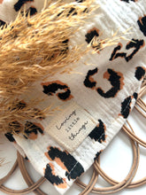 Laden Sie das Bild in den Galerie-Viewer, Halstuch l Musselin l Leo weiß