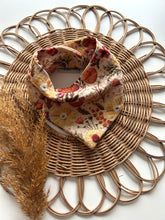 Laden Sie das Bild in den Galerie-Viewer, Halstuch l Musselin l stickblumen