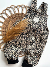 Laden Sie das Bild in den Galerie-Viewer, Latzhose l leichter Kuschelsweat l Leo