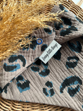 Laden Sie das Bild in den Galerie-Viewer, Halstuch l Musselin l Leo braun/blau