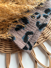 Laden Sie das Bild in den Galerie-Viewer, Halstuch l Musselin l leo braun/blau