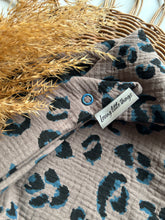 Laden Sie das Bild in den Galerie-Viewer, Halstuch l Musselin l leo braun/blau