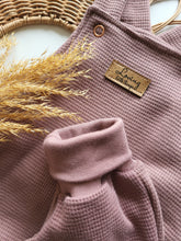 Laden Sie das Bild in den Galerie-Viewer, Latzhose l Waffeljersey l antique rose