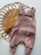 Laden Sie das Bild in den Galerie-Viewer, Latzhose l Waffeljersey l antique rose
